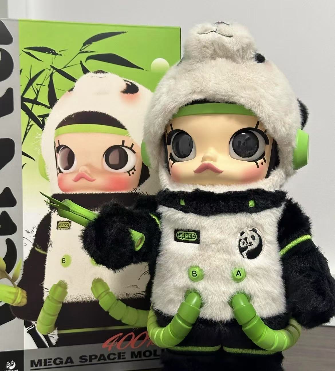MEGA SPACE MOLLY PANDA 400%